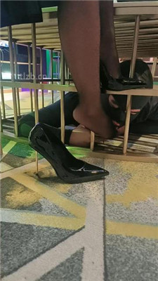 图片[5]-咩祖】把狗圈养在茶几底下-HD绳艺资源网