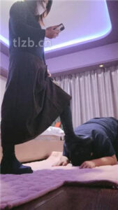 【嗯哼】犯贱闻靴子/踩踏/超强深喉_绳艺库视频下载