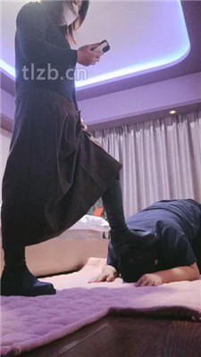 【嗯哼】犯贱闻靴子/踩踏/超强深喉_绳艺库视频下载