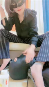 【高傲】臭脚极限插嘴/赏赐圣水_绳艺库视频下载