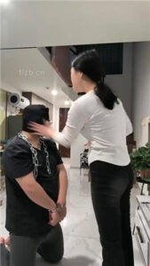 【馨主】手铐捆绑/滴蜡/喂漱口水/人体座椅【双视角版】_绳艺库视频下载