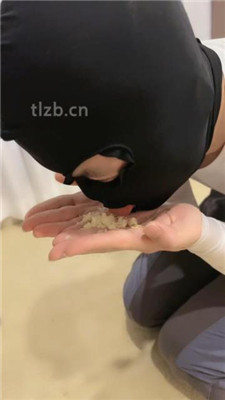 图片[11]-欣然莫】雪地靴玩虐/耳光/喂食/口水/人体烟灰缸-HD绳艺资源网