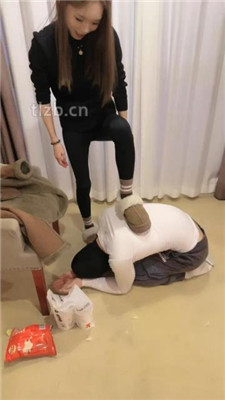 图片[10]-欣然莫】雪地靴玩虐/耳光/喂食/口水/人体烟灰缸-HD绳艺资源网