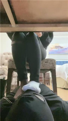 图片[4]-甜一】桌底视角-臭脚丫熏狗奴-HD绳艺资源网