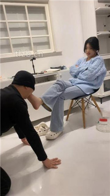 图片[3]-03小殿下】嘴叼鞋/跪舔白袜裸足/对鞋磕头