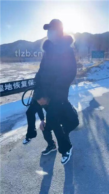 【沐夏夜】户外景区溜双狗_绳艺库视频下载