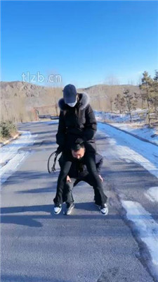 图片[3]-沐夏夜】户外景区溜双狗