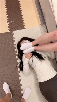 图片[5]-橙宝】双母畜-舔脚发骚/转胯/白袜脚插嘴/提档