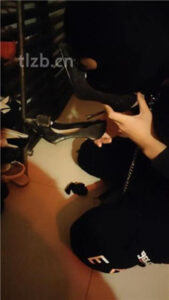 【蛮蛮】驯化人体擦鞋器_绳艺库视频下载