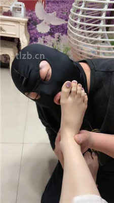 图片[3]-婪】裸足脚踩水果喂酸奶