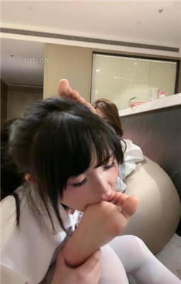 图片[5]-美美子】女神闺蜜做狗裸足狂舔