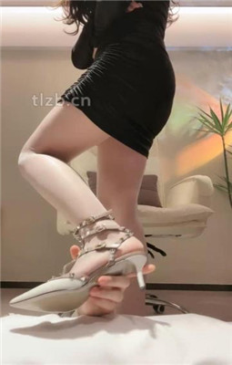 图片[3]-禾未】御姐女神-高跟美腿踩地毯/电击