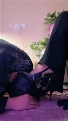 【傲雪】清理脏鞋底/近距离恋足舔_绳艺库视频下载