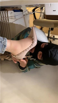 图片[4]-喵主】桌底视角-胯下辱/铆钉高跟碾压踩/臭脚捂脸