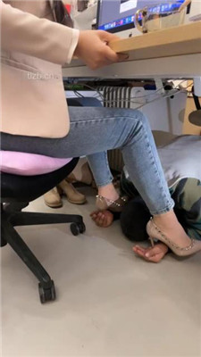 图片[2]-喵主】桌底视角-胯下辱/铆钉高跟碾压踩/臭脚捂脸