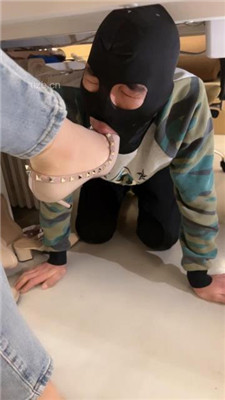 图片[5]-喵主】桌底视角-胯下辱/铆钉高跟碾压踩/臭脚捂脸