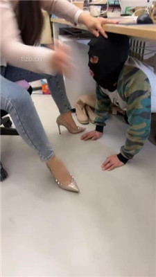 图片[6]-喵主】桌底视角-胯下辱/铆钉高跟碾压踩/臭脚捂脸