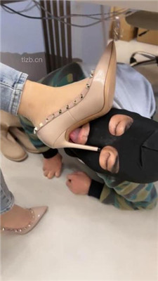 图片[7]-喵主】桌底视角-胯下辱/铆钉高跟碾压踩/臭脚捂脸