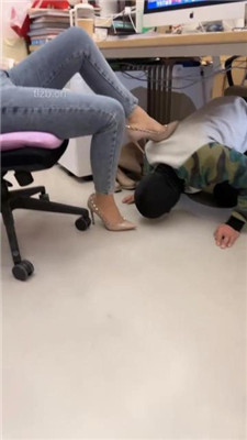 图片[8]-喵主】桌底视角-胯下辱/铆钉高跟碾压踩/臭脚捂脸