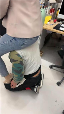 图片[13]-喵主】桌底视角-胯下辱/铆钉高跟碾压踩/臭脚捂脸