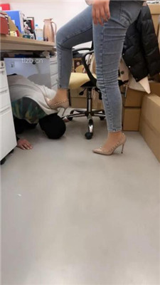 图片[16]-喵主】桌底视角-胯下辱/铆钉高跟碾压踩/臭脚捂脸