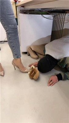 图片[18]-喵主】桌底视角-胯下辱/铆钉高跟碾压踩/臭脚捂脸