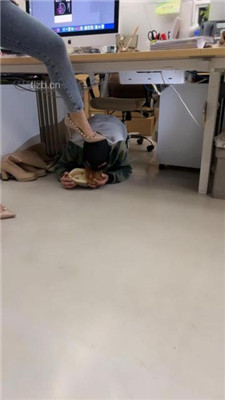 图片[19]-喵主】桌底视角-胯下辱/铆钉高跟碾压踩/臭脚捂脸