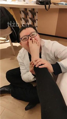 【清莹】深夜圈养狗恋足舔_绳艺库视频下载