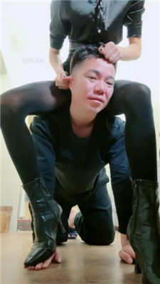 图片[6]-美娜格格】短靴黑丝模特-狂抽耳光/揪耳朵