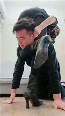 图片[13]-美娜格格】短靴黑丝模特-狂抽耳光/揪耳朵