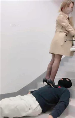 图片[16]-梦樱】户外楼梯间-转胯/耳光/踩踏/鞭打