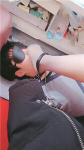 【妖魅】丝袜脚恋足舔_绳艺库视频下载