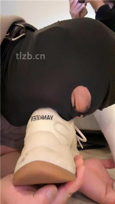 图片[3]-美女祖宗】脚底崇拜者-运动鞋白棉袜