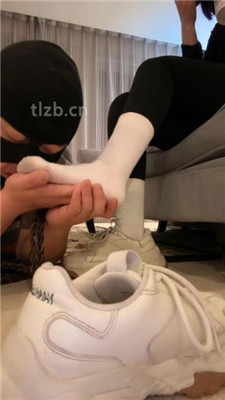 图片[4]-美女祖宗】脚底崇拜者-运动鞋白棉袜