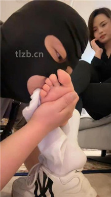 图片[7]-美女祖宗】脚底崇拜者-运动鞋白棉袜