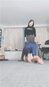 【果儿】鞭打/转胯爬行/品尝圣水/臭脚捂脸_绳艺库视频下载