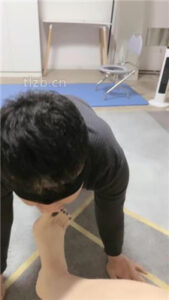 【若冰】仔细跪舔原味裸足脚趾_绳艺库视频下载