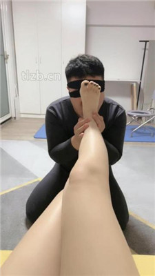 图片[3]-若冰】仔细跪舔原味裸足脚趾