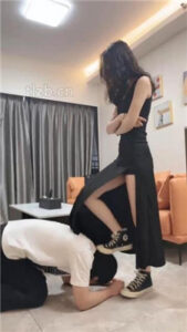 【萬一】跪舔超脏高帮鞋/碾压狗爪/喂口水/脚深喉_绳艺库视频下载