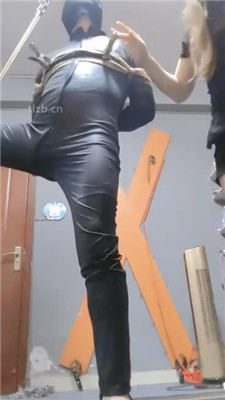 图片[2]-东营天香百合】吊绑囚禁-丝袜塞嘴-人体鞋架