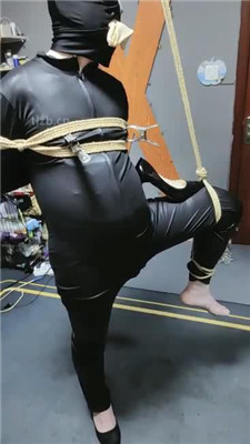 图片[6]-东营天香百合】吊绑囚禁-丝袜塞嘴-人体鞋架