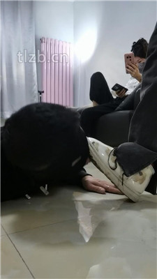 【文文文】骑马/舔脏鞋/品尝素人裸足【三视角版】_绳艺库视频下载