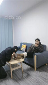 【尤尤子】跪舔超脏长靴/原味裸足_绳艺库视频下载