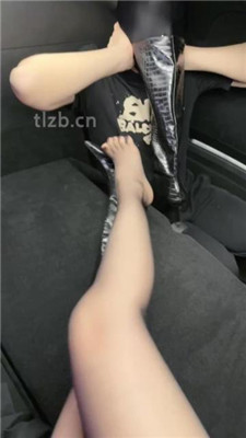 图片[3]-禾未】车内黑丝诱惑调-美腿长靴黑丝辱