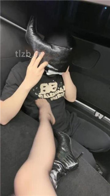 图片[4]-禾未】车内黑丝诱惑调-美腿长靴黑丝辱