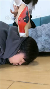 【梓S】圣水裸足踩踏喂食_绳艺库视频下载