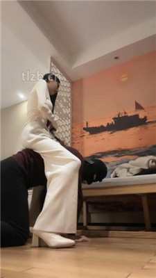 图片[3]-凉子】骑马转胯/舔闻脏鞋臭脚/舔地板