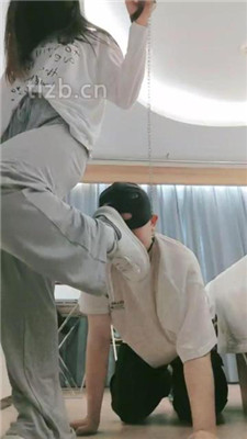 图片[3]-妮蔻】最脏麦昆-强制闻臭味