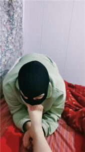 【千面】跪舔原味裸足_绳艺库视频下载