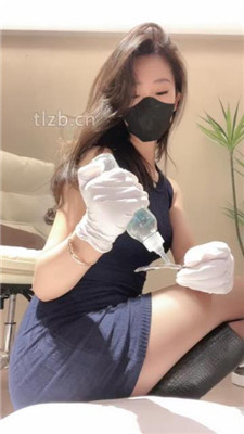 图片[5]-禾未】车模S-长靴黑丝踩虐地毯狗